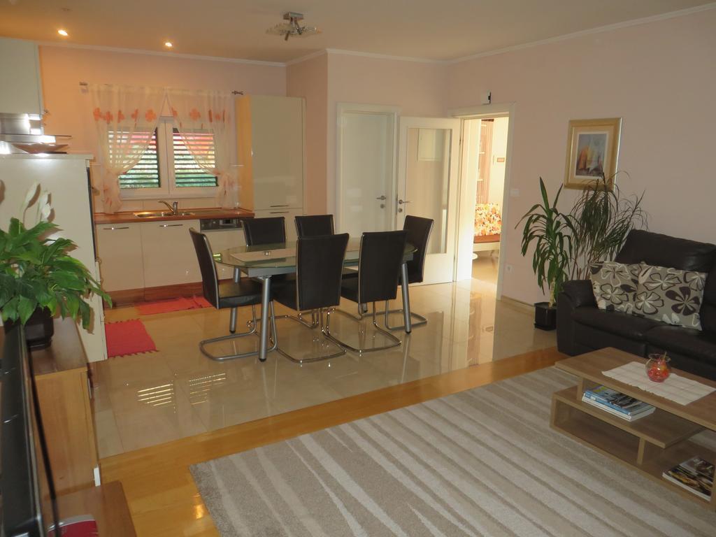 Apartment Simaris - Spacious With Terrace And Sea View Šibenik Exterior foto